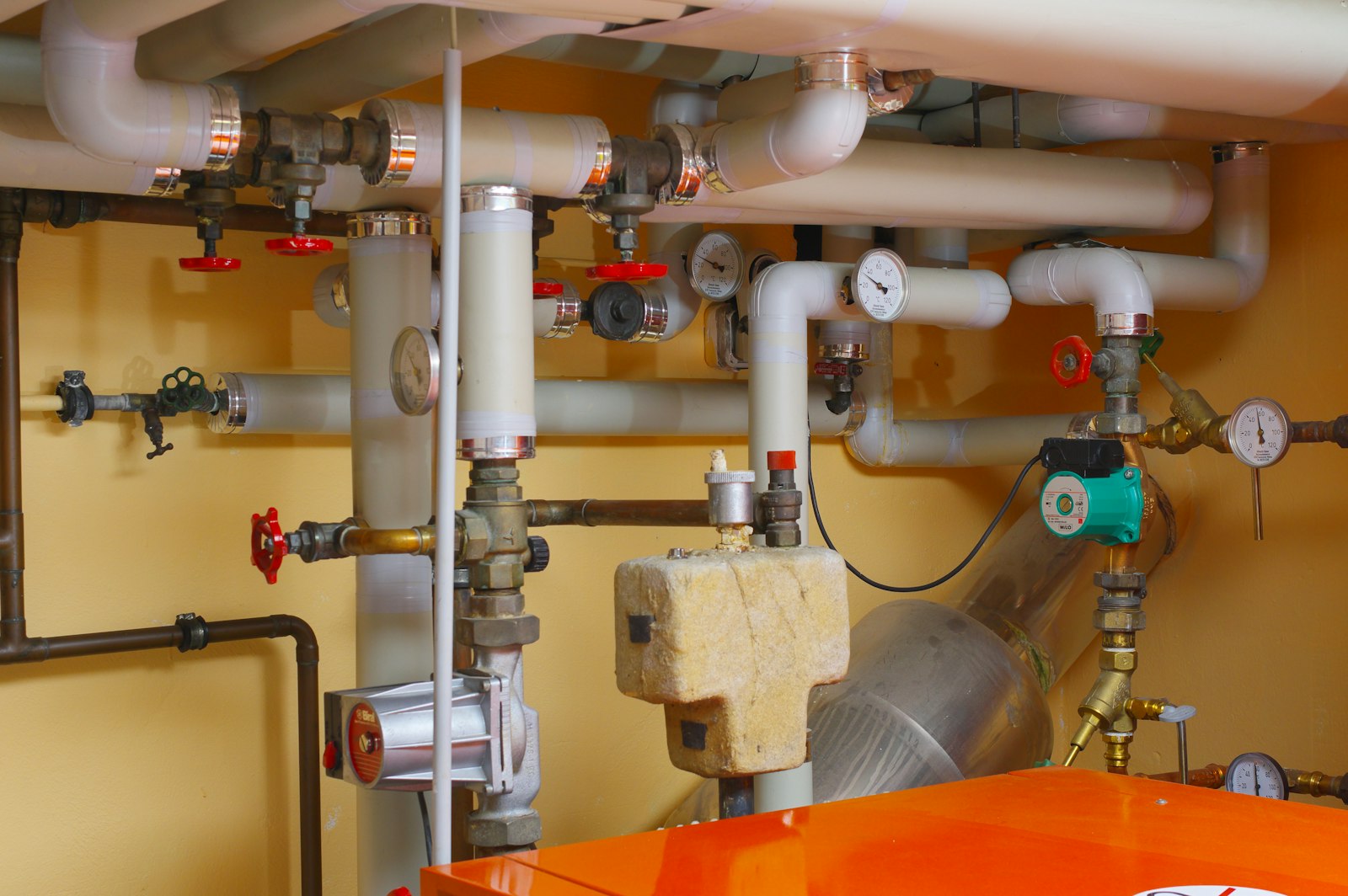 Tuyauteries cuivre et vannes d'une installation de chauffage moderne