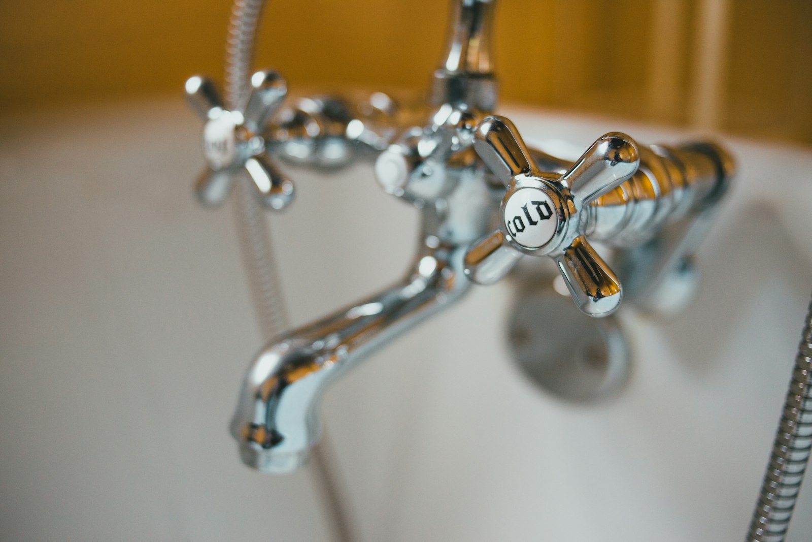 Robinet chromé en gros plan avec gouttes d'eau